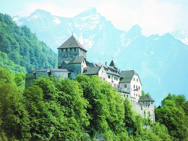 列支敦士登公国的皇家官邸——瓦杜兹城堡（Vaduz Castle）雄踞在小镇的高处，每年8月15日国庆日，摄政王会邀请国民们到他的住处喝一杯。