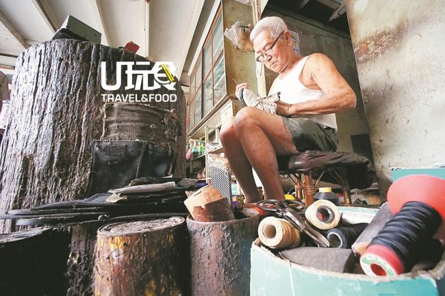 手工制鞋老师傅黄清水坚守岗位超过60年，专注的神情，成为巴罗另一道风景。