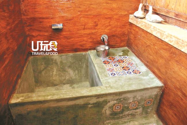 浴室内提供马来式的浴缸外，也备有铁制水勺，让宾客能够体验不同族群的生活方式。