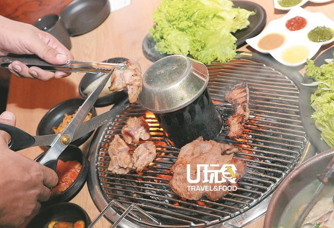 韩式烧烤是韩国餐点中的热门菜，但往往食客会有油烟问题的顾虑，MIDO 顾及食客的妆容，贴心地将抽油烟机设桌底以解决此问题。