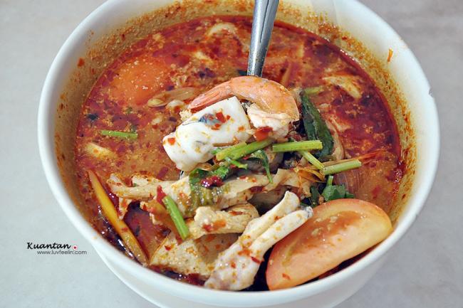 海鲜东炎汤 (Seafood Tomyam Soup) 酸辣味刚好，就是辣椒渣有点太多～