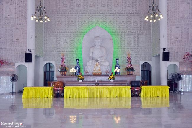 殿内供奉着世界最大的汉白玉佛像（高 18 尺重 50 吨）和 1 万 5 千尊壁佛