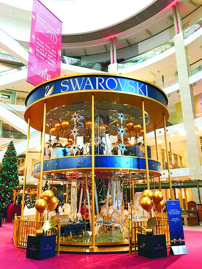 去年有亚洲最高的施华洛世奇水晶圣诞树，今年品牌与广场再度携手打造世界独一无二的施华洛世奇旋转木马。