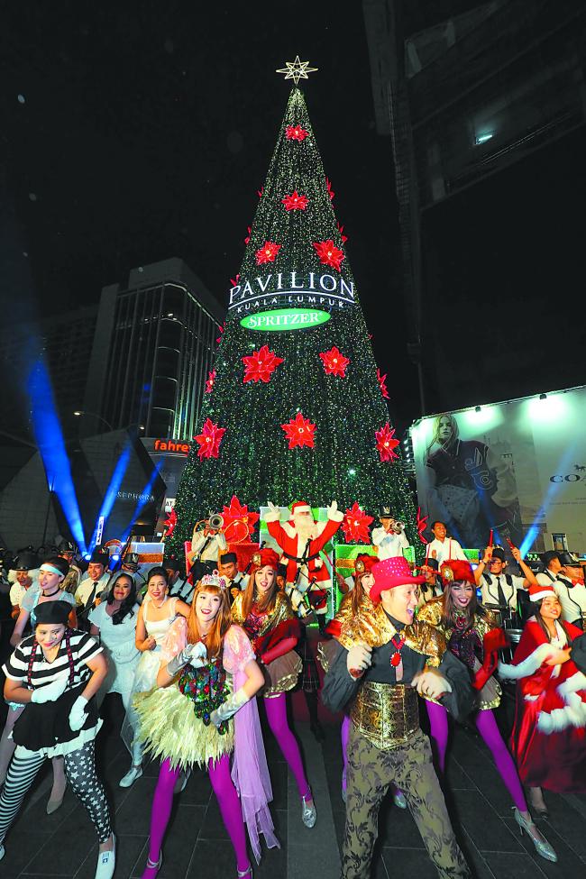 广场的正门口设置了一颗高达70英尺的Spritzer圣诞树。
