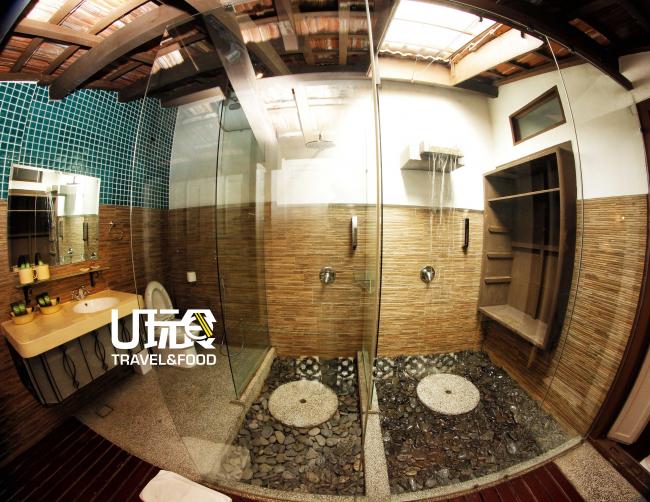 浴室内部宽阔，用具齐全，其中单是家庭套房就有2种不同的沐浴设置，提供宾客舒服放松的沐浴时光。