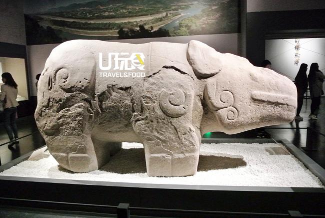 [外表呆萌的石犀牛是目前成都出土的最早最大的圆雕石刻，具有极高的考古与艺术研究价值。]