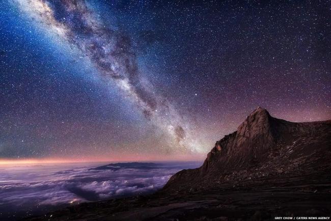 大马摄影师Grey chow拍摄的神山顶峰上的银河照。