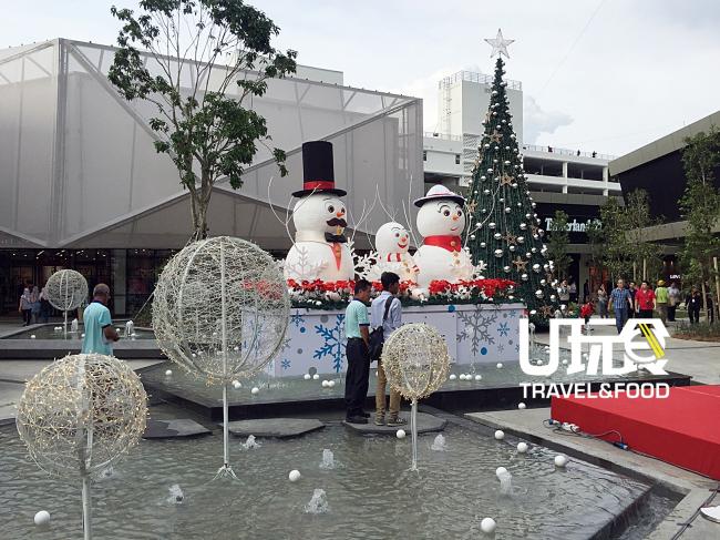 新欣名牌城在中央广场架设圣诞树及雪人，欢庆圣诞节来临。
