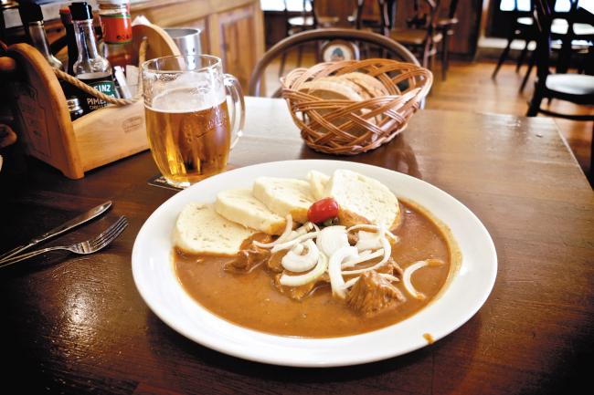Goulash是捷克的传统料理，主要材料是牛腩和口感与发糕相似的切片馒头。由于捷克是内陆国，海鲜并不是他们的主食，他们也不爱吃菜，肉类和马铃薯是主要食材。这个国家完全是嗜酒肉者的天堂啊！