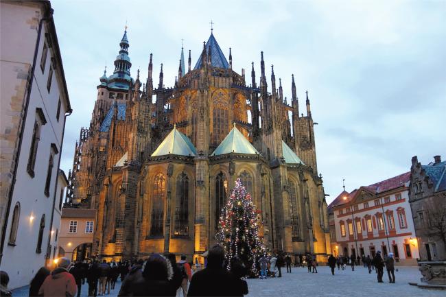 布拉格是捷克首都，也是该国最大的城市，而坐落在高地的布拉格城堡是世界上最大的古堡，至今仍保存着波希米亚王国的王冠。