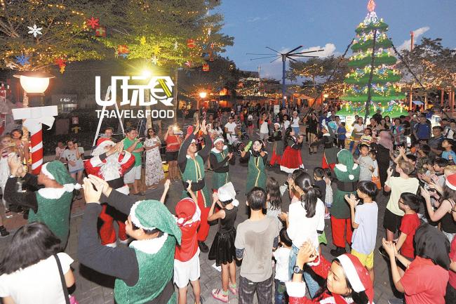 马来西亚乐高主题乐园员工们也精心打扮，与小朋友们一起唱歌跳舞，唱出圣诞节的喜庆气氛。