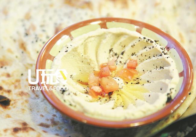 Hummus：鸡豆泥是「曝光率」最高的中东菜，在整个中东区都非常流行，充满鸡豆的香气，上层淋上橄榄油，搭配烤面包食用，尽显风味。售价：12令吉