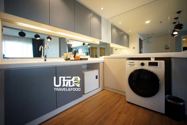 每间房间内皆设有一个设备齐全的厨房，配有具有三机一体，即洗涤、脱水、烘干功能的洗衣机，为住客提供便利。