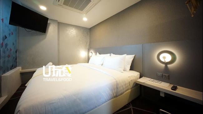 套房房间内备有一张特大双人床配以舒适的床褥，提供优质的睡眠环境。