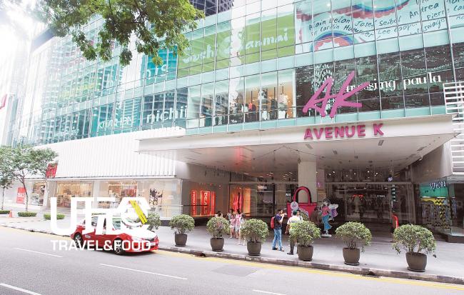 在吉隆坡城中城毗邻的Avenue K广场交通十分方便，除了可乘搭轻快铁外，也可乘搭GoKL免费巴士。 Avenue K广场设有各大品牌服装和餐饮店等，为顾客提供一个全新的购物体验，其中更设有超过60间来自各国的餐饮店，成为爱吃一族的好去处。