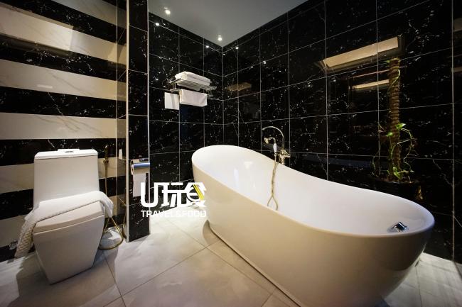 套房的浴室设计，设计师充分驾驭黑白两种颜色，并与金色搭配，更是彰显出了低调的奢华。