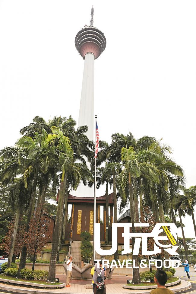 吉隆坡塔是大马最具代表性的建筑物之一，离地高约421公尺，塔顶几乎可观吉隆坡市中心全景，民众也可预订其著名的旋转式餐厅，边用餐边把风景收进眼帘。此外，其周遭也有许多好玩的游乐设施，并提供套票让民众能享有更优惠价格。