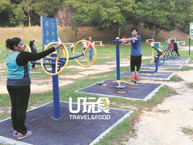 健身器材是公园内，被广泛使用的设施之一，每天都有民众轮流使用有关设施强身健体。