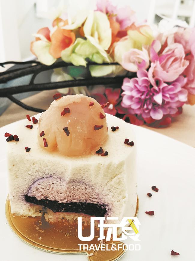 玫瑰覆盆子荔枝蛋糕（Ispahan）是以玫瑰为灵感的甜点，外观精致浪漫，每一勺都是饱满的甜蜜滋味。