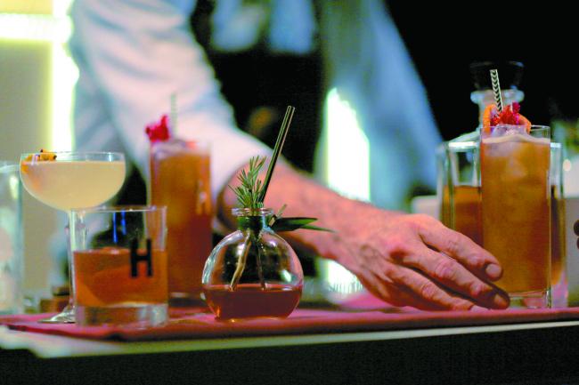 晚宴上，美食之外酒精类饮料也是重点。调酒师将为嘉宾调制各种精致上好的鸡尾酒。