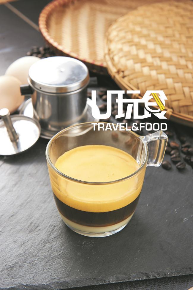 Vietnamese Drip Coffee with Egg Yolk 越南自产的黑咖啡，加上打发蛋黄和炼乳，蛋黄浮上，炼乳沉底，形成好看的分层效果，入口丝滑，完全没有蛋腥味。售价：8令吉90仙