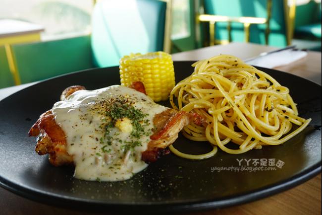 奶油蘑菇鸡扒 + 意粉 + 时菜 + 汽水 套餐 Creamy Mushroom Sauce Grilled Chicken Chop Set  with Spaghetti & Fresh Vegetables + Drinks