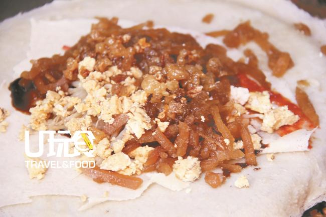 简单的薄饼皮，加上沙葛、鸡蛋及猪油渣，在春兴薄饼可以品尝到马六甲的老味道。