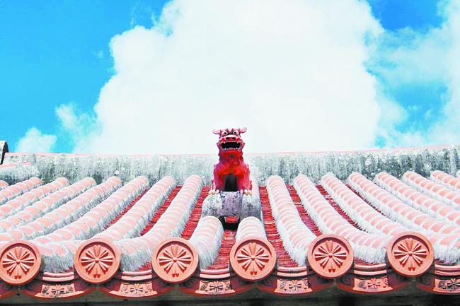 冲绳老房屋顶上常见色彩缤纷的雕像，常是大家拍照的重点；其实跟金门的风狮爷出自同源。