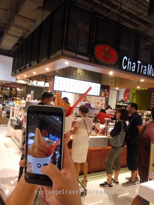 ChaTraMue有很多分店，但拉茶雪糕只在Terminal 21的小摊位出售，每天都排了很多购买雪糕的人。