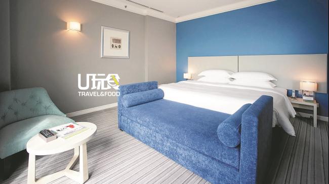 套房的卧室主打简约时尚风格，房间皆以夺目的蓝色、柔和的灰色以及百搭的白色作为主色调，显得十分活泼亮眼。