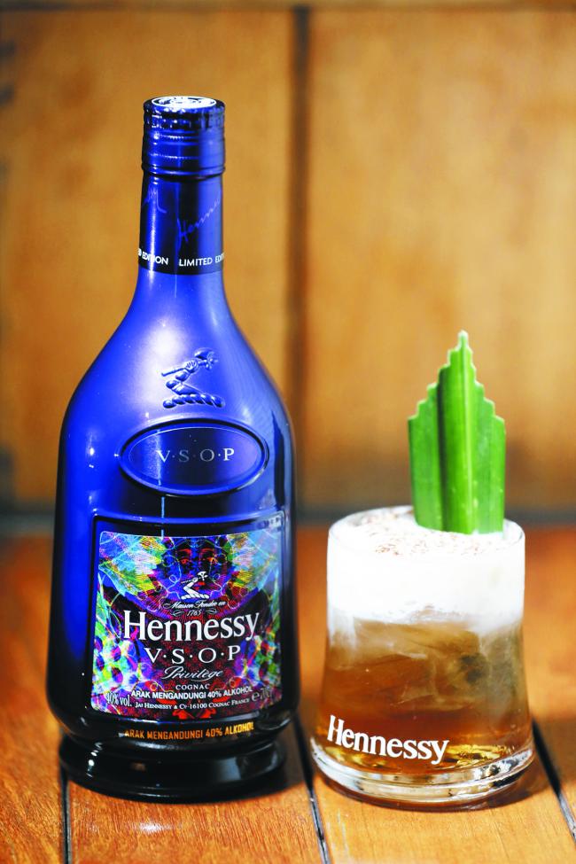 蓝色元素：以极具本地特色的香兰叶与椰子水做搭配，调和出带有南洋风味的甜味鸡尾酒。