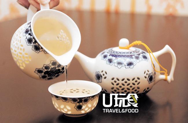 不妨点一壶龙井茶，品一口清冽甘香，还能够欣赏镂空瓷壶的美态。