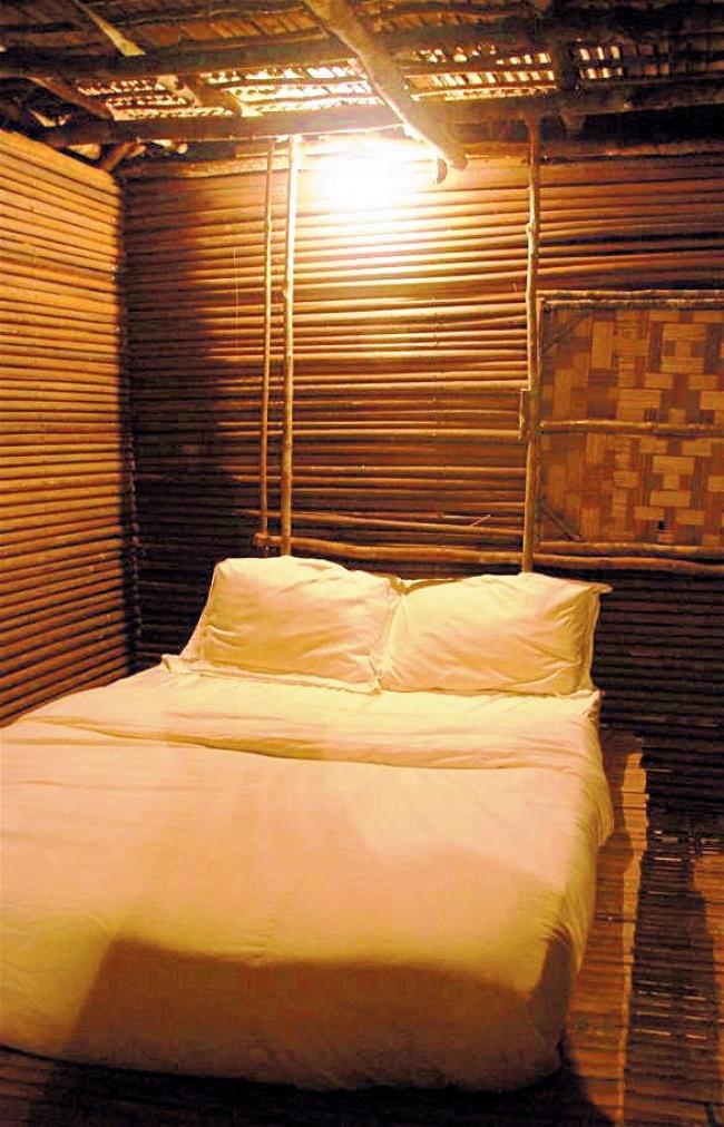 和平树屋的墙身都是双层竹片制成的，极具保暖功能，而床褥更是采用有机棉所制，再加上纯棉被单，绝不让入住者受冻。
