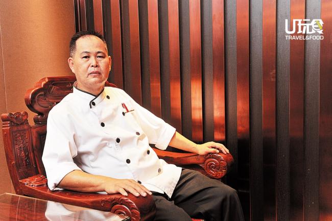 东湖中餐厅主厨刘明新，拥有30年厨龄，曾在酒店中餐厅和大酒楼担任厨师。