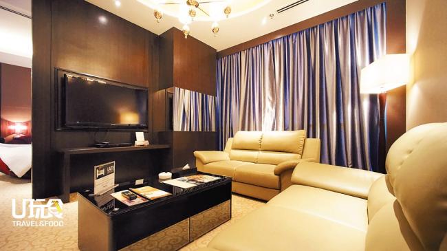 宽敞的客厅拥有极佳的采光，以及舒适度极高的沙发，非常适合情侣或新婚夫妻入住。