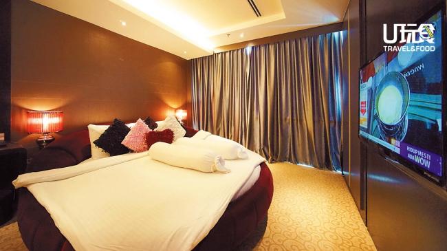 卧室内的装潢皆以棕色为主调，紫色的圆形床搭配上柔和的灯光，营造出了即亲密又优雅的氛围。