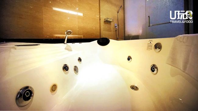 双人Jacuzzi按摩浴缸，提供一个私密的空间，让住客尽情享受按摩浴的乐趣，还 可以来杯美酒助兴。