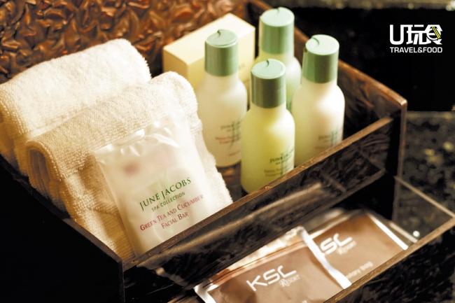 June Jacobs是知名的Spa水疗护肤品牌，采用绿茶和黄瓜萃取物，与其他天然植物融合在一起，为顾客提供品 质奢华的护肤用品。
