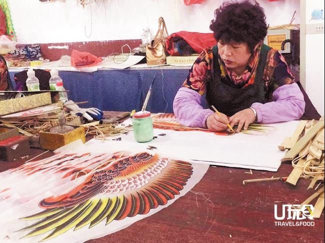 杨家埠风筝绘画作坊，从风筝绘画、糊 裱到扎制各由每人负责一种工序。