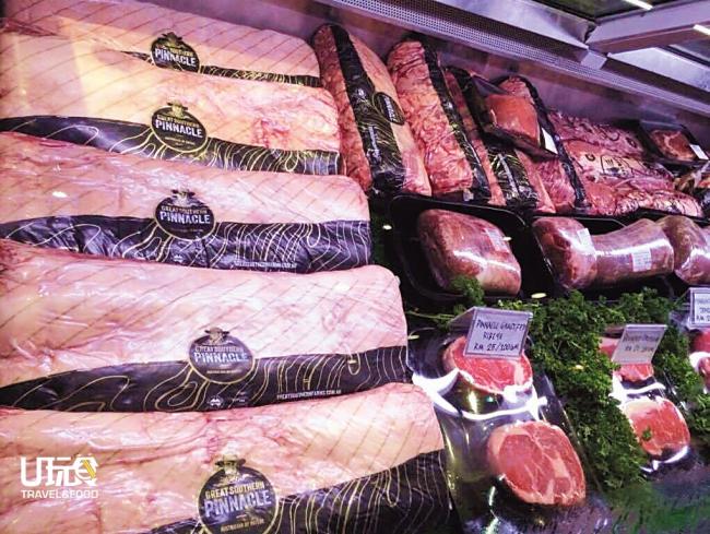 澳洲进口的牛肉和羊肉每周运抵餐厅，搁在冷冻柜里，客人挑选不同的部位后，可以堂食或带回家烹煮。