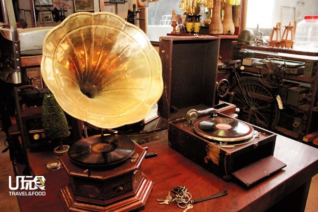 还能运作发声的古董黑胶唱机。