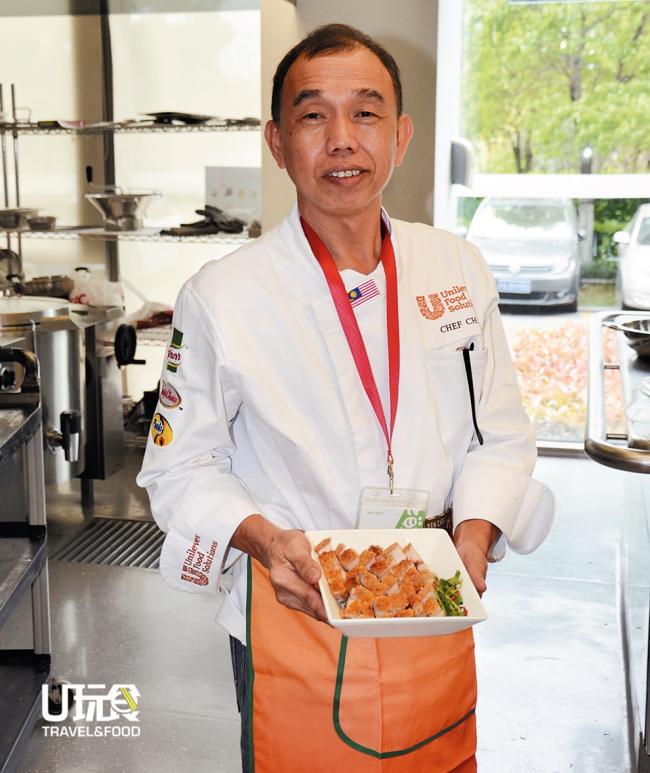 成记港式烧腊饭店的蔡金运，仅以2小时的功夫，烤制出美味的烧肉，让中国厨师大开眼界， 围着他讨教秘诀。