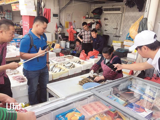 大马的厨师抽空逛上海的食材批发市场，发掘了不少当地食材，厨师们更被「划鳝丝」吸引住，纷纷围观。
