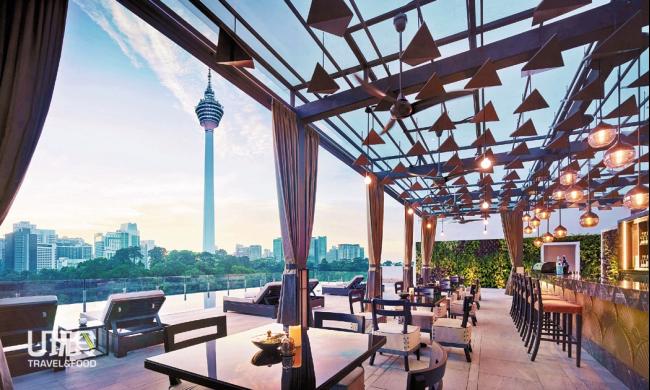 室外泳池正对着吉隆坡塔，早午晚各有不同的景致可赏；在顶楼喝杯美酒之余，还可以俯瞰吉隆坡景象。