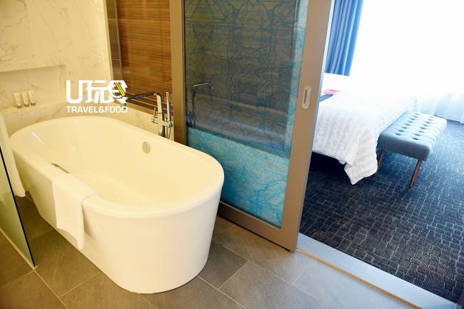 除了有淋浴设备外，Le Meridien Suite也备有宽敞的浴缸，让住客洗去一身的疲劳。