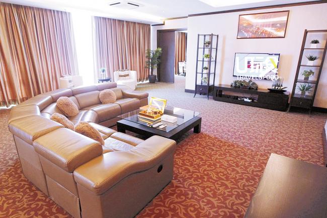 宽敞的客厅拥有极佳的采光，以及舒适度极高的沙发，无论商务公干或悠闲度假，都能让客人体验顶级豪华住宿的享受。
