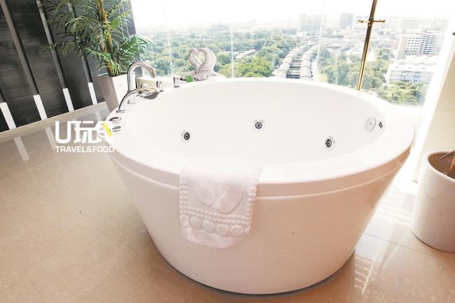JACUZZI按摩浴缸除了能让住客尽情享受按摩浴放松心情以外，还可高空鸟瞰怡保美景。