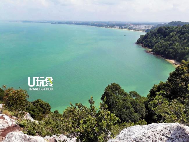 站在白岩石山顶（Bukit Batu Putih），脚下映入眼帘的将是一望无际的海景和著名的猴子湾。