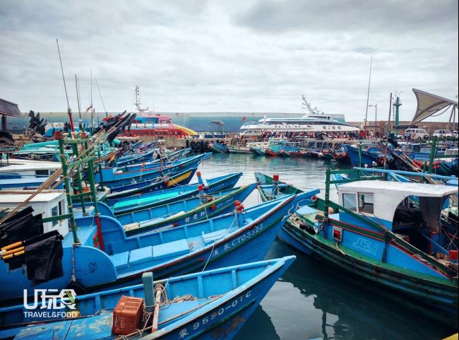 码头停满了居民们的渔船。