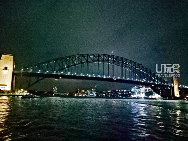 悉尼港湾大桥 Sydney Harbour Bridge是当地一座主要的桥梁，横跨悉尼港与悉尼商业中心。也是金氏世界纪录中，世界最高的钢铁拱桥。
